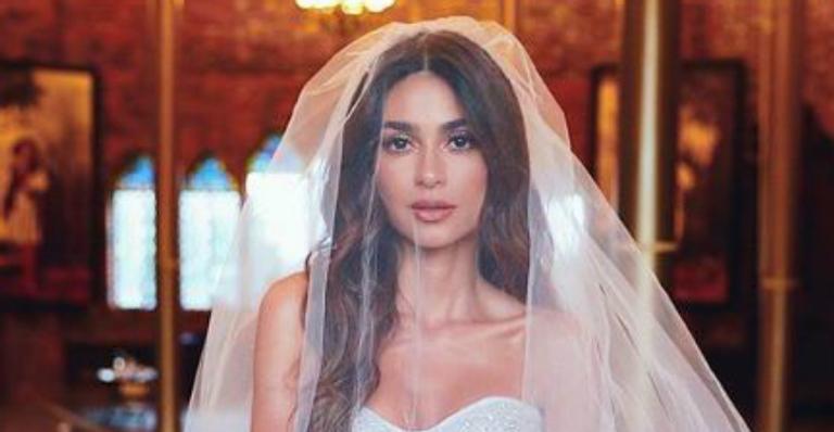 Casada, Thaila Ayala abre álbum de fotos do casamento e mostra detalhes íntimos do deslumbrante vestido