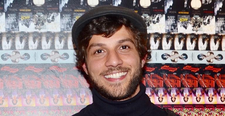 Chay Suede repagina visual para novo personagem na TV: ”Primeiro dia de gravação”
