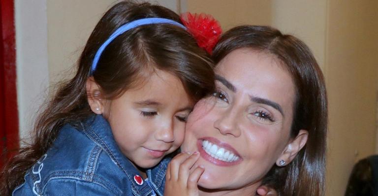 Deborah Secco se derrete com cliques fofos de Maria Flor na neve: ”Coração emocionado”