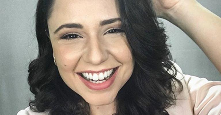 Ex-Chiquititas exibe o bumbum em praia de nudismo com marido