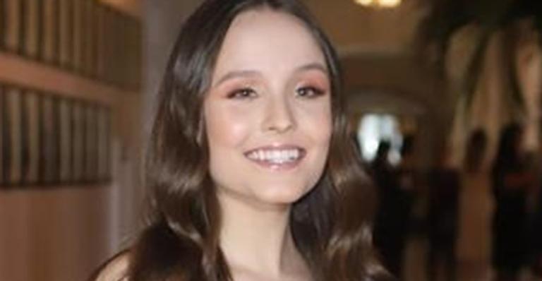 Larissa Manoela deixa a barriguinha de fora ao surgir de top preto