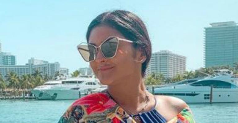 Mileide Mihaile aposta em biquíni neon e bumbum gigante rouba a cena