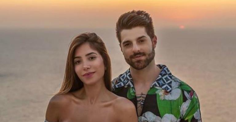 No sexto mês, Romana Novais surge com maiô cavado e ganha carinho na barriguinha de Alok