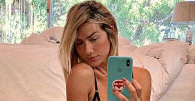 Giovanna Ewbank eleva a temperatura em clique de lingerie rosa e ostenta ótima forma