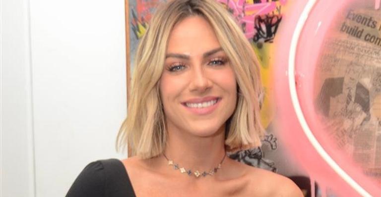 Morena? Giovanna Ewbank surge com os fios escuros em clique apenas de toalha: ”Quase pronta”