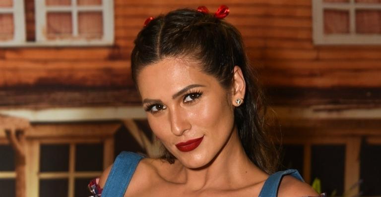 Lívia Andrade eleva a temperatura em clique de lingerie e barriguinha chapada impressiona fãs