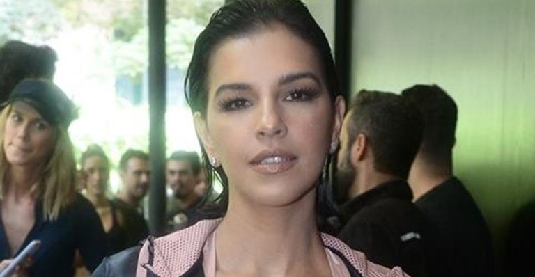 De biquíni, Mariana Rios empina o bumbum e joelho ‘estranho’ rouba a cena