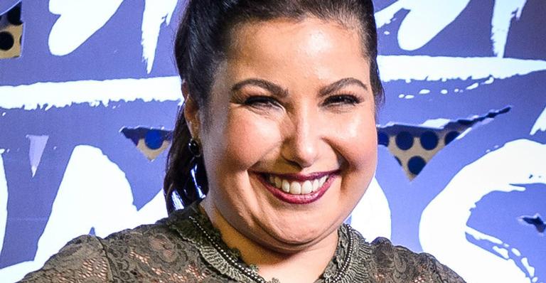 Discreta, Mariana Xavier posa com namorado gato e se declara: ”Amor doce e leve”