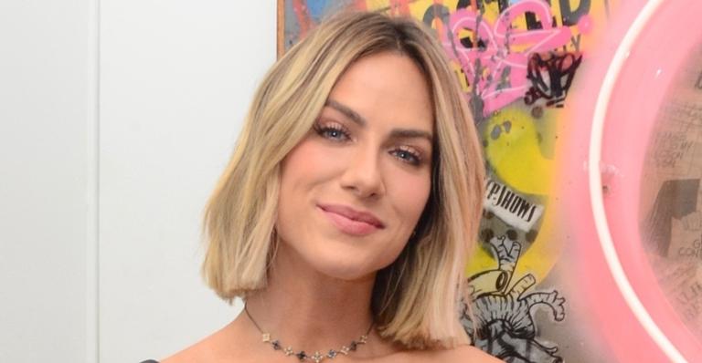 Na praia, Giovanna Ewbank coloca bumbum para jogo e choca amigas famosas