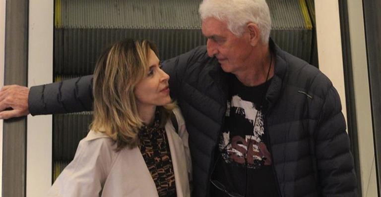 Deborah Evelyn faz rara aparição com o marido em passeio a dois