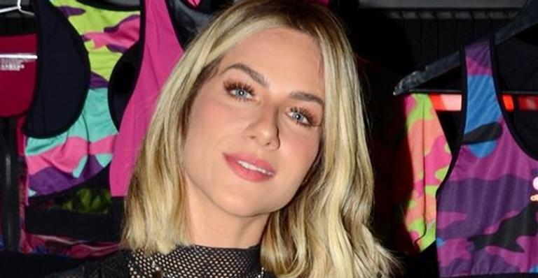 Giovanna Ewbank e Bruno Gagliasso surgem agarradinhos em foto das férias