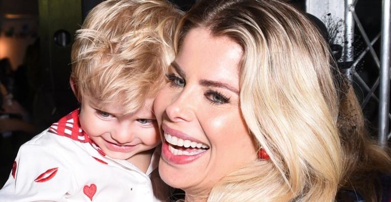 Karina Bacchi comemora 43 anos com festão e mensagem fofa de Enrico