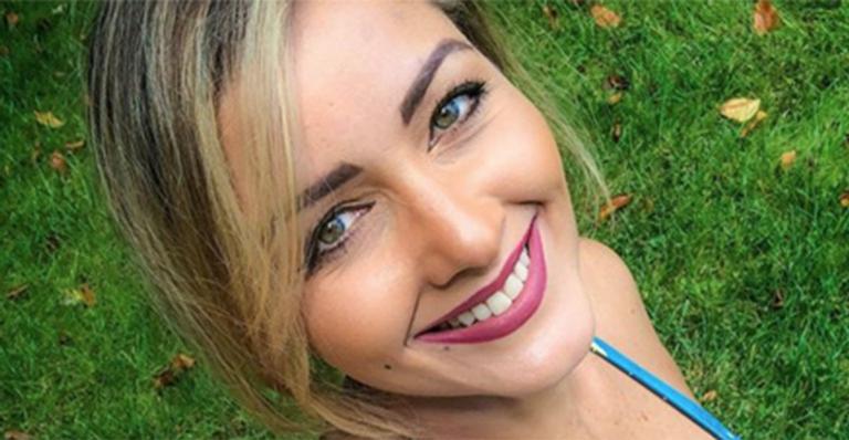 Nana Gouvea provoca ao surgir nua em foto ousada na praia