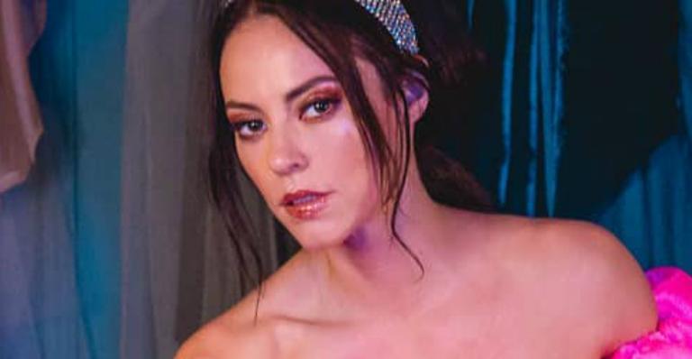 Paolla Oliveira exibe pernões em foto sexy como Vivi Guedes e causa: ”Quebra a internet”