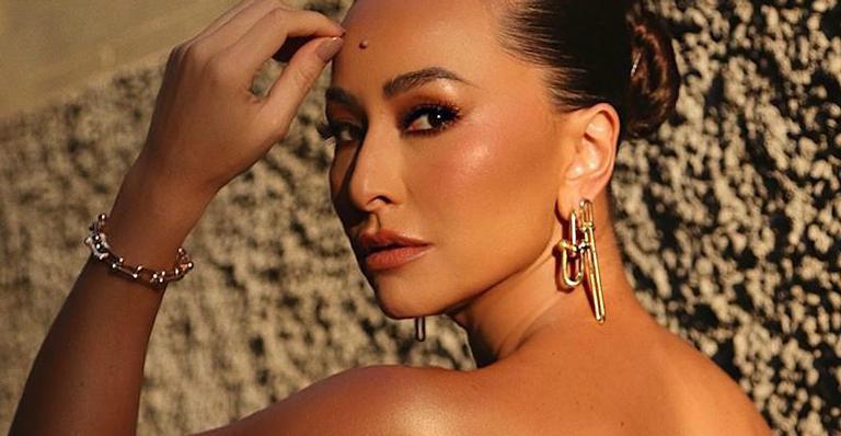 Sabrina Sato surpreende ao posar de topless e empinar bumbum só de meia-calça