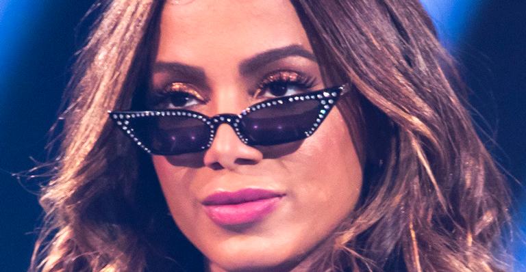 Anitta aproveita espelho de camarim, empina bumbum poderoso e deixa seguidores afoitos