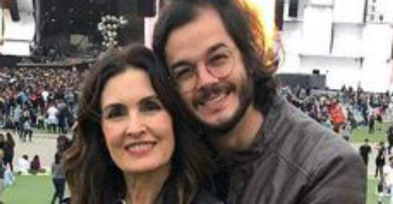 Fátima Bernardes coloca a mão na massa e ajuda Túlio Gadêlha na decoração da casa
