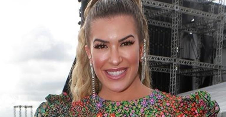 Lorena Improta abusa do decote em look poderoso para curtir a noite