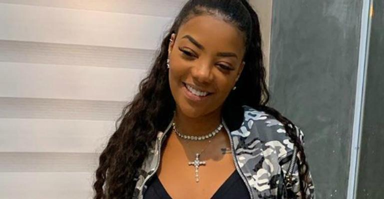 Ludmilla posa com calça de cintura baixa, exibe barriga trincada e recebe proposta: ”Lavar minhas cuecas”