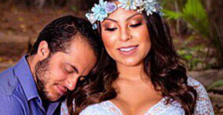 Andressa Ferreira mostra bebê se mexendo na barriga na reta final da gestação