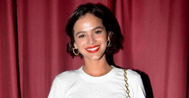 Bruna Marquezine flagra a irmã dormindo e confunde os fãs: ‘Achei que era você!’