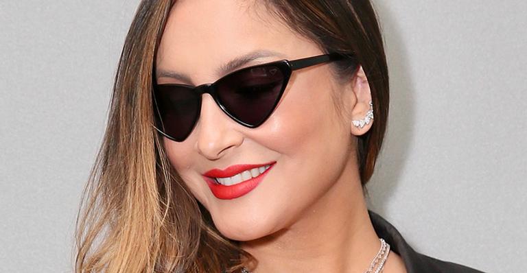 Depois do nascimento da filha, Claudia Leitte volta ao Brasil e deixa lingerie à mostra