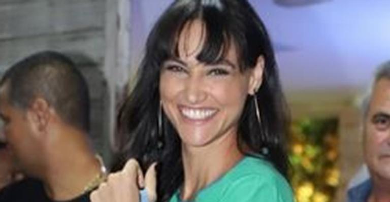 Débora Nascimento comemora o aniversário do namorado com jantar romântico