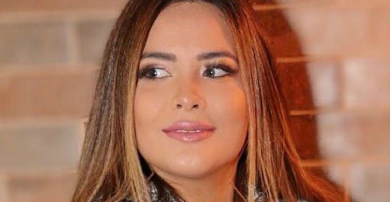 Geisy Arruda atende a pedido de fã, ergue toalha e exibe corpo totalmente nu