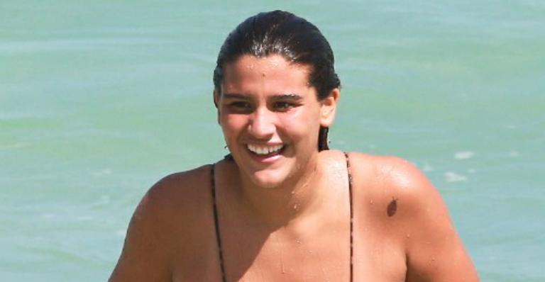 Giulia Costa renova o bronze e exibe corpão poderoso em micro biquíni