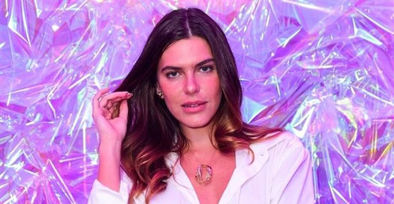 De maiô decotado, Mariana Goldfarb exibe tatuagem em local estratégico