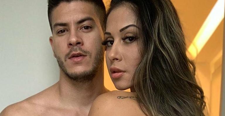 Mayra Cardi homenageia Arthur Aguiar só de toalha e ganha mão boba no bumbum