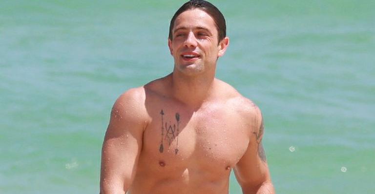 Rafael Cardoso é flagrado em pose indiscreta na praia e volume chama atenção