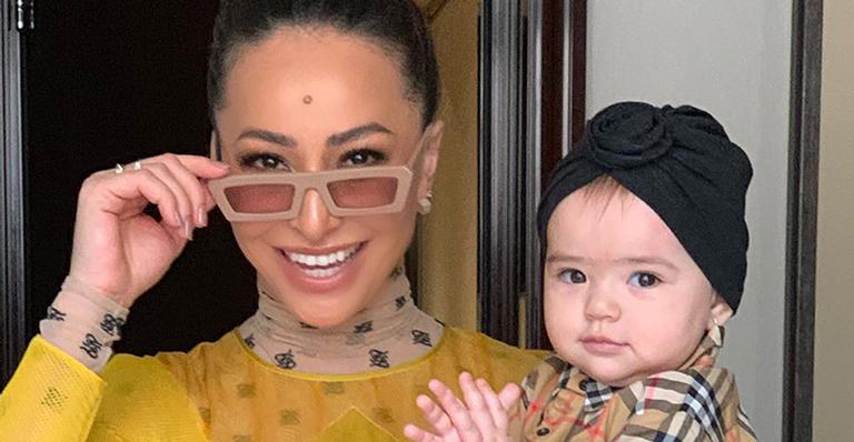 Sabrina Sato comemora o primeiro Dia das Crianças de Zoe com clique fofo: ”Sorriso que ilumina”