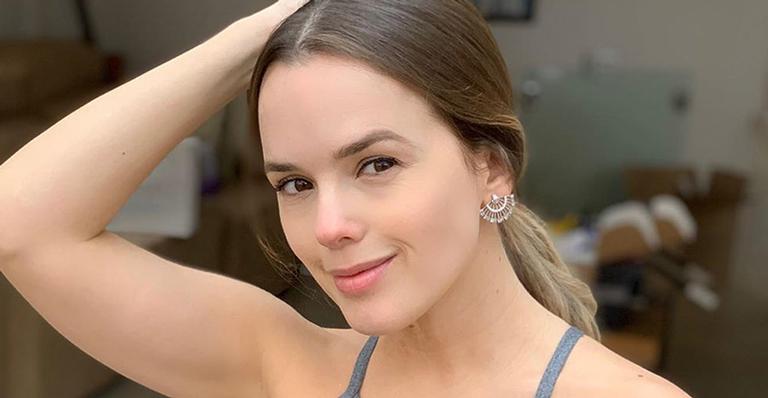 Thaeme mostra a boa forma em clique de maiô durante dia de piscina com a filha, Liz