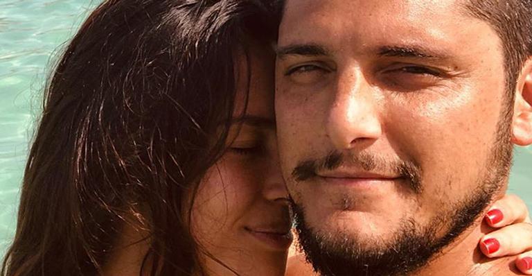 Em clima de romance, Bruno Gissoni e Yanna Lavigne trocam beijos em dia de praia