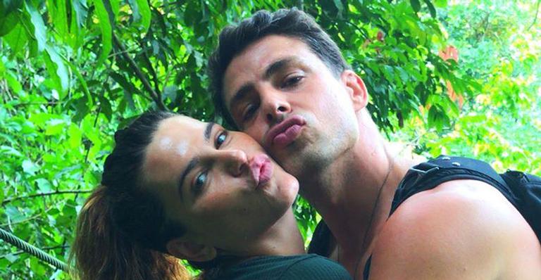 Cauã Reymond eleva a temperatura ao surgir em momento íntimo com Mariana Goldfarb