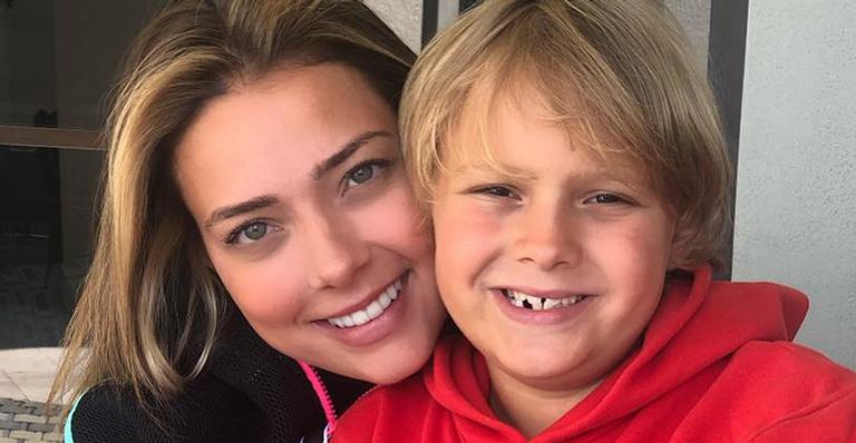 Fofura! Carol Dantas flagra Davi Lucca dando beijo no irmão, Valentin: ”Tem coisa mais linda?”