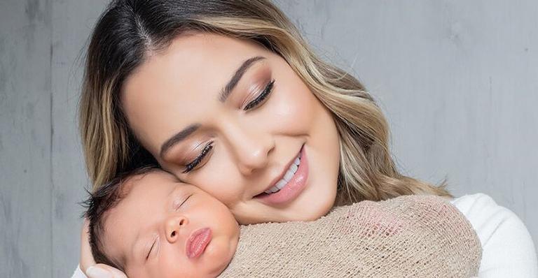 Carol Dantas surge ninando Valentin e revela que organizará festão de mesversário: ”Paguei a língua”