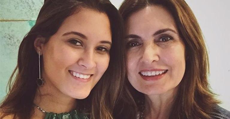 Filha de Fátima Bernardes e William Bonner exibe corpo escultural ao surgir só de biquíni