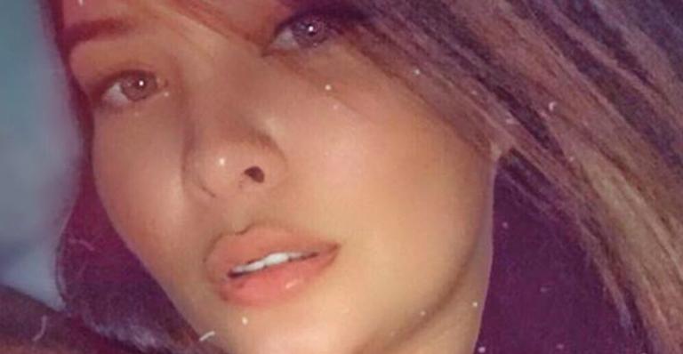Geisy Arruda surge de lingerie com decote perigoso e seios fartos são elogiados: ”Perfeição”