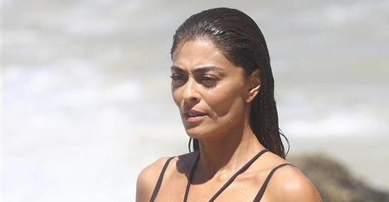 Juliana Paes surge com maiô ousado em dia de fotos na praia