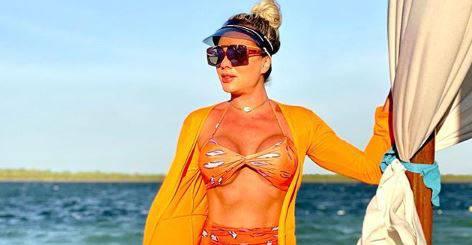 Juju Salimeni ostenta corpão ao surgir de maiô cavado e quase mostra demais