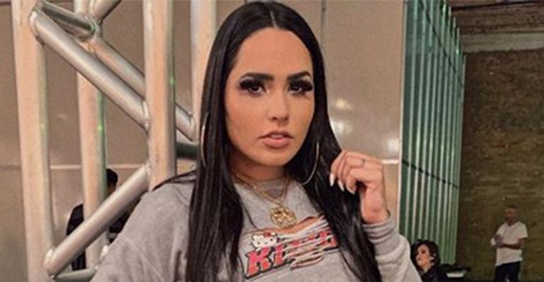 Perlla reata o casamento e exibe aliança gigantesca