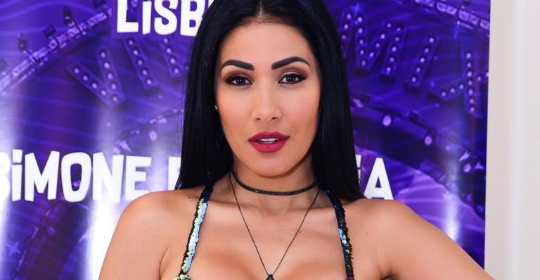 Decotadíssima, Simaria ostenta as cinturinha fina em look justinho e acessório de R$ 9 mil rouba a cena