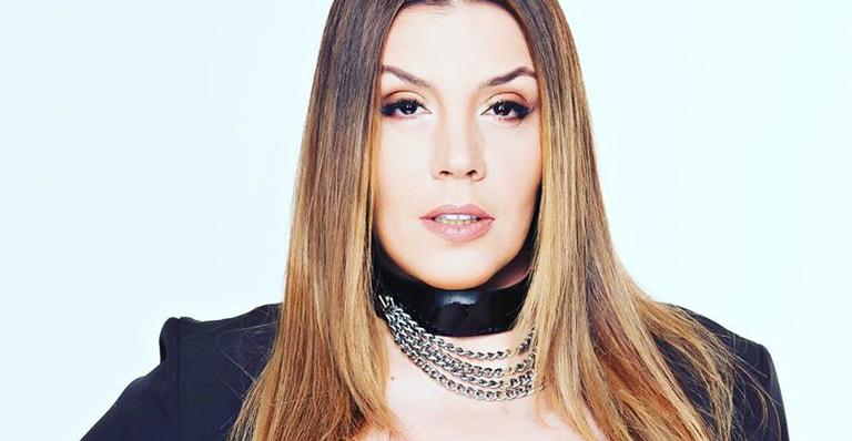 Solteira aos 43, Simony surge com biquíni mínimo, exibe bumbum e recebe críticas: ”Quer mostrar o c*”