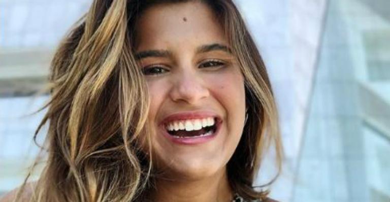 Bronzeada, Giulia Costa ostenta curvas naturais em clique de biquíni e impressiona fãs