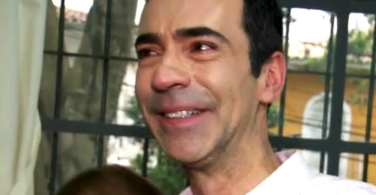 Cesar Tralli não segura emoção e chora durante reportagem no ‘SP1’