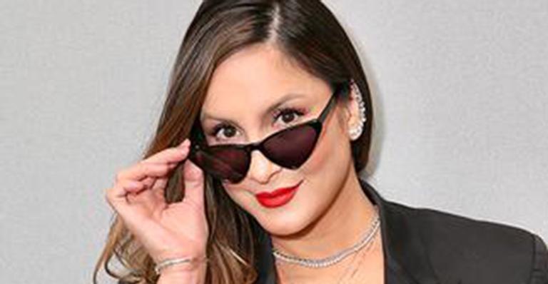Fofura! Claudia Leitte encanta ao surgir com a filha no colo