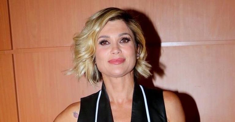 Flávia Alessandra surge com maiô decotado e cavado em nova foto