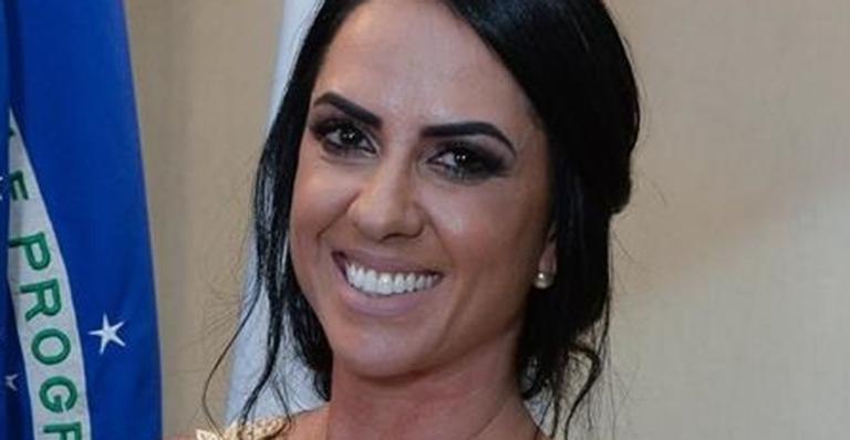 Graciele Lacerda abusa da transparência em vestido para evento